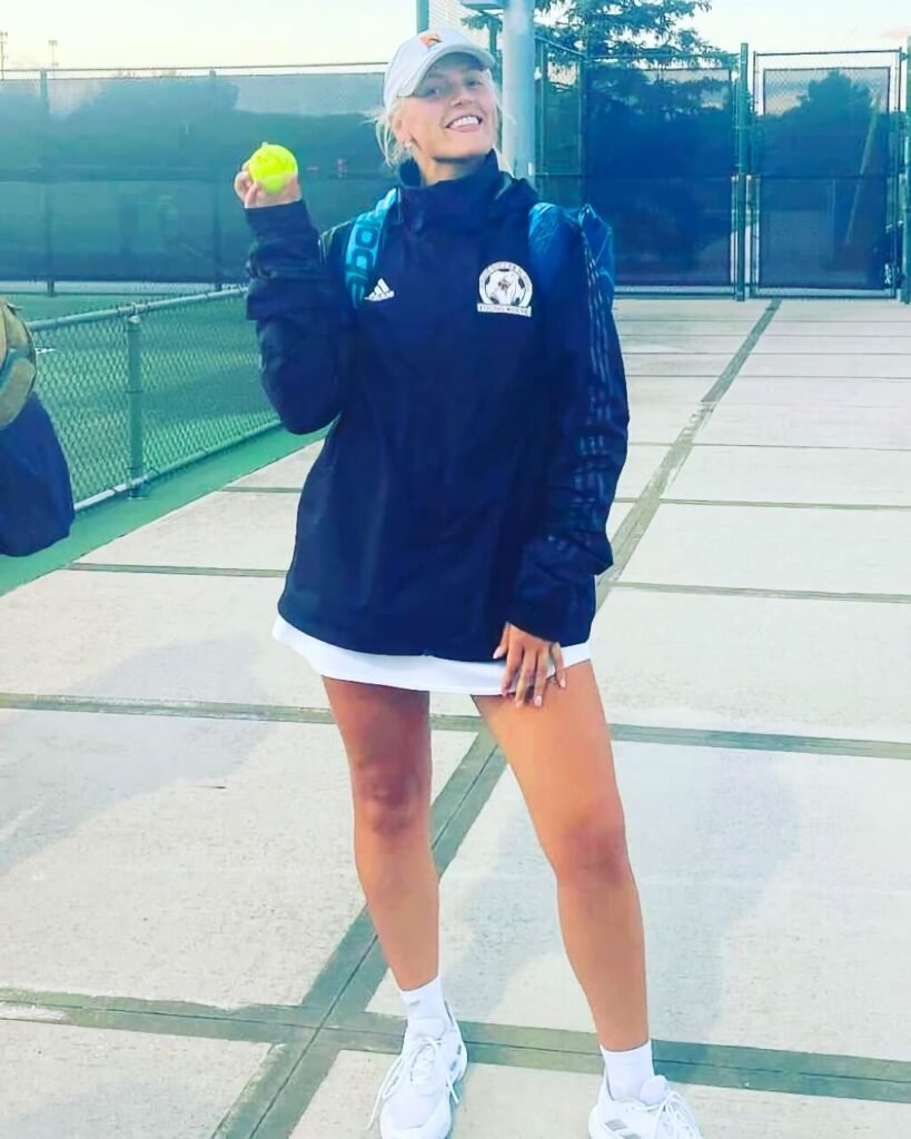 Simona Tomczak coaching on the tennis court
